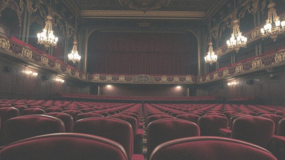 Dlaczego warto zwrócić uwagę na układ sali teatralnej w teatrze ROMA?